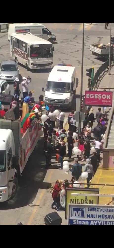 Ücretsiz Balon İzdihama Neden Oldu, Sosyal Mesafe Unutuldu