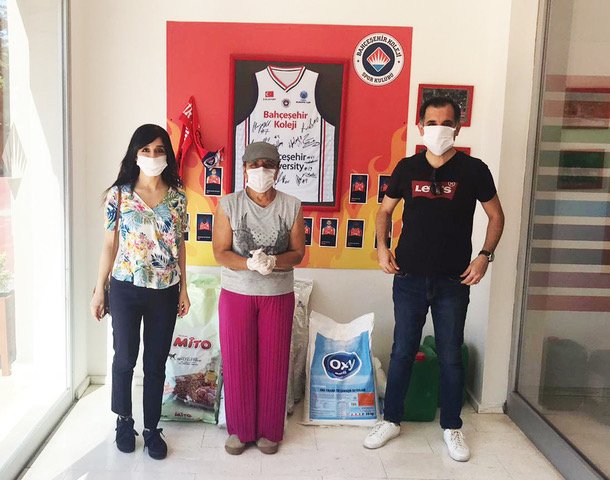 Bağış Toplayan Öğrenciler Sokak Hayvanlarını Unutmadı