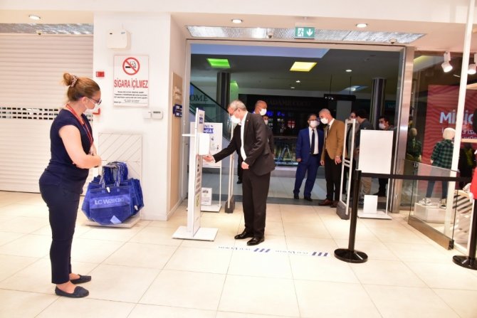 Vali Deniz, Alışveriş Merkezinde İncelemelerde Bulundu