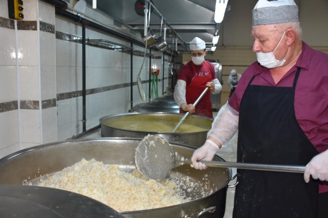Şehzadeler’de Her Gün 700 Aileye Sıcak Yemek