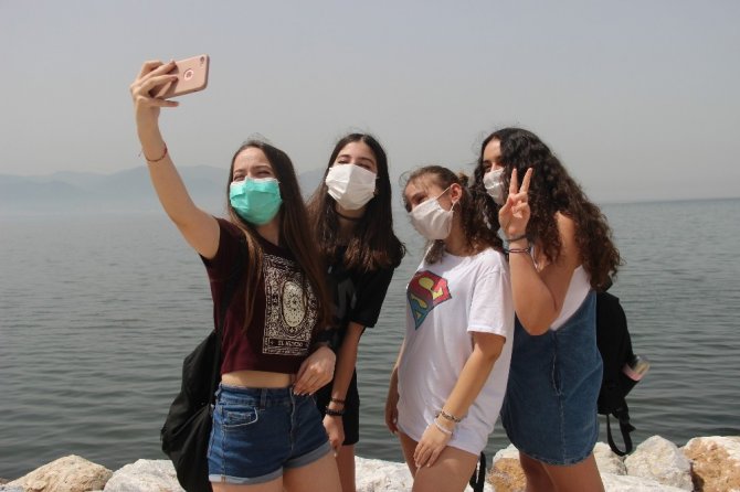 İzmir’de 20 Yaş Altı Gençler Kısıtlamaya Verilen Aranın Keyfini Çıkardı