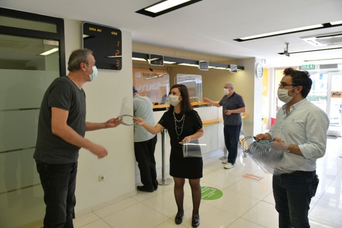 Çiğli Belediyesinden Esnaf Ve Banka Çalışanlarına Siperlik