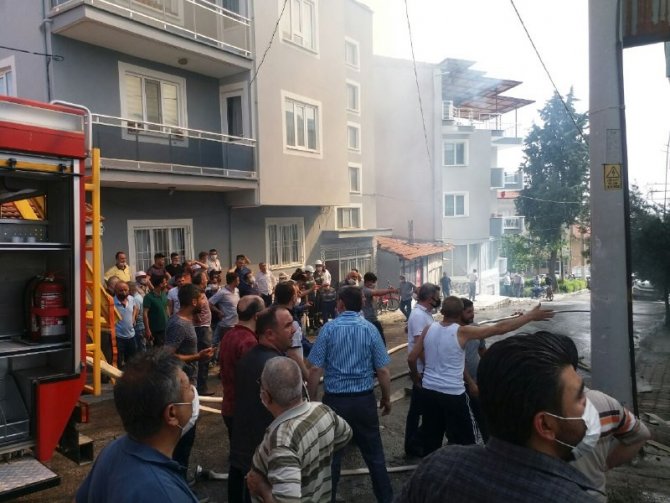 Fırının Yanan Çatısının Sokağa Yıkılma Anı Kamerada