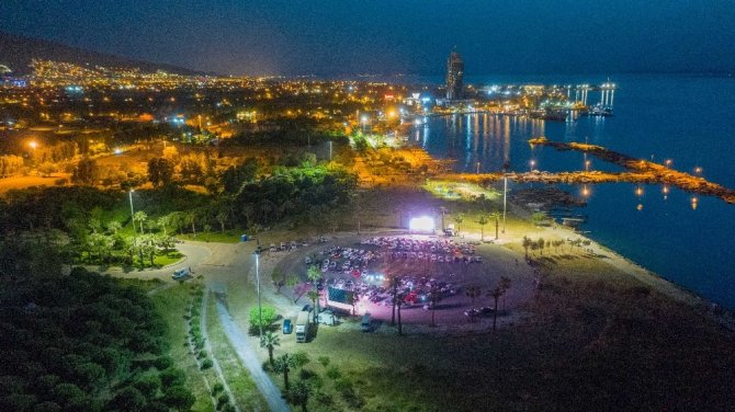 Korona Günlerinde İzmir’de Arabalı Sinema