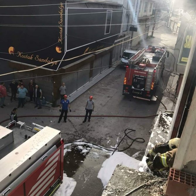 İzmir Güne Yangınlarla Uyandı: 3 Yaralı