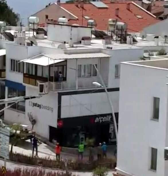 Annenin Sorumsuzluğu Pes Dedirtti, Küçük Bebek 1 Saat Balkonda Ağladı