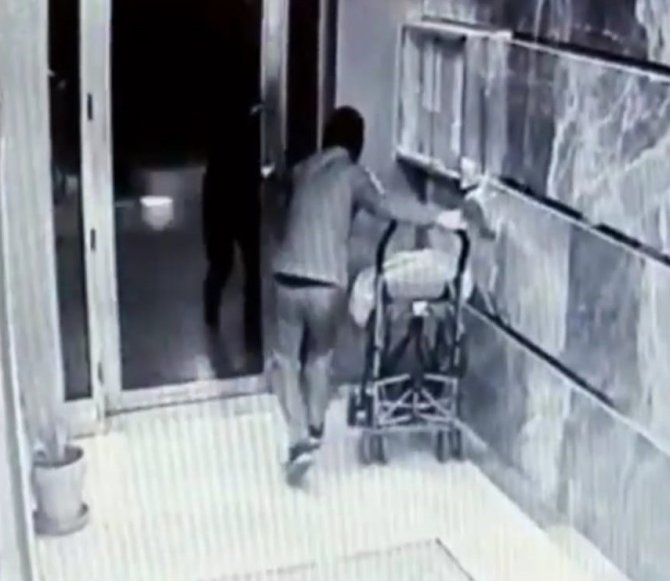 Hırsızlar Bebek Arabası Ve Ayakkabı Çalarken Kameralara Yakalandı