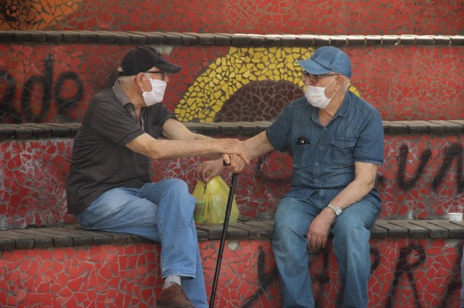 İzmir’de 65 Yaş Ve Üstü Vatandaşlar Parklarda Nefes Aldı