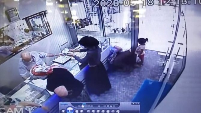 Annesi Altın Beğenirken Çocuğu Yüzük Tablasını Çaldı