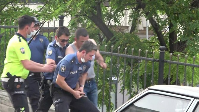 Sokak Ortasında Kendi Boğazına Bıçak Dayadı