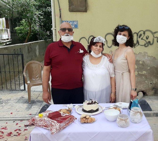 Kuşadası’nda 65 Yaş Üstü Bandolu Evlilik Yıldönümü Kutlaması