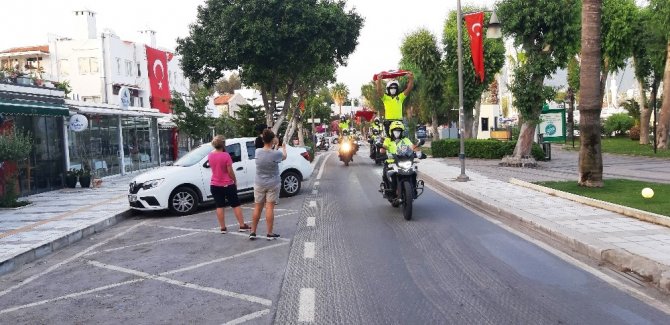 Motorize Polisler Kortej Yaptı, Bodrumlular Ayakta Alkışladı