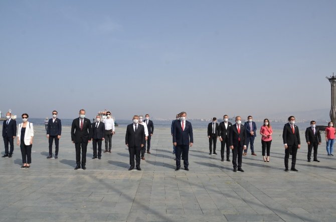 İzmir’de 19 Mayıs’ın 101. Yılına Sosyal Mesafeli Kutlama