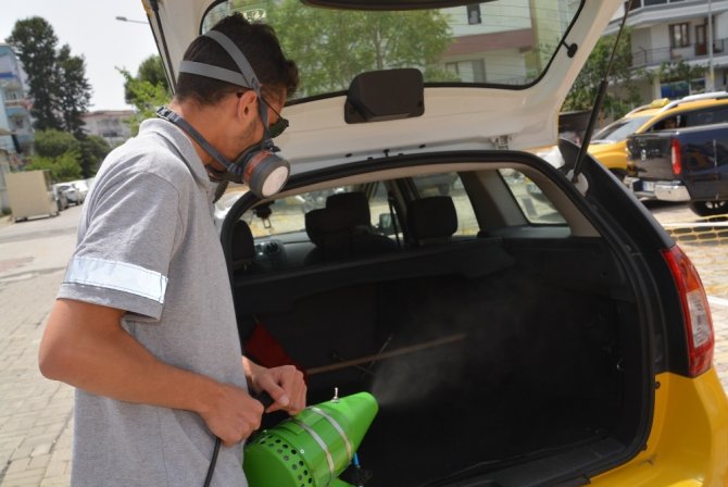 Aliağa’da Sokak Kısıtlamasında Ticari Taksilere Dezenfekte