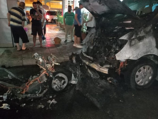 Kundaklanan Motosiklet, Servis Minibüsünü De Yaktı