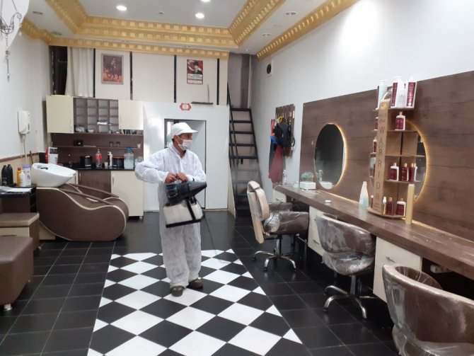 Akhisar Belediyesi’nin, Berber Ve Kuaförlerdeki Dezenfekte İşlemi Devam Ediyor