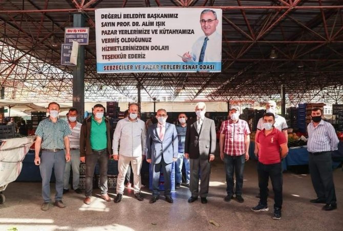 Pazarcı Esnafından Başkan Işık’a Pankartlı Teşekkür