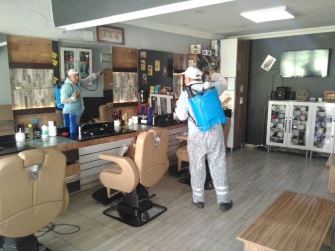 Yunusemre’de Kuaför Ve Berberler Dezenfekte Ediliyor