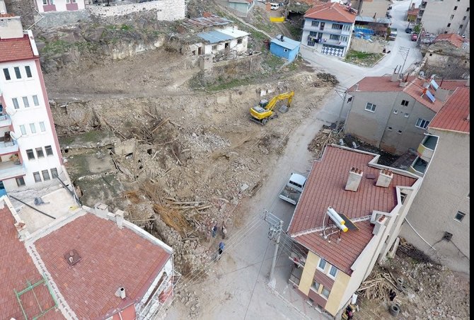 İscehisar Belediyesi Metruk Binaları Yıkıyor