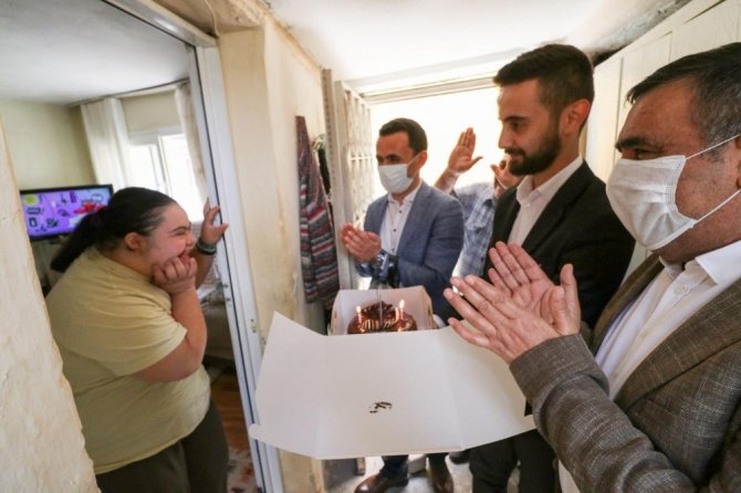 Down Sendromlu Seren’e Duygulandıran Doğum Günü Kutlaması