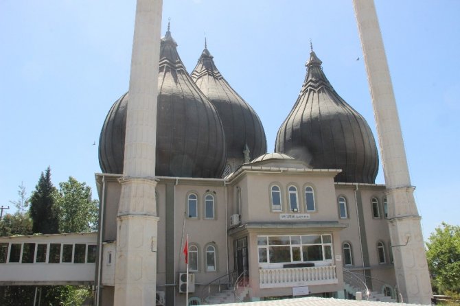 İzmir’de Camilerden Korsan Müzik Yayınına Tepkiler Sürüyor