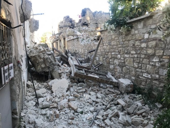 Evin Duvarı Yıkıldı, Faciadan Dönüldü