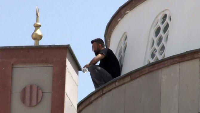 208 Bin Tl Alacağını Alamayınca Kendi Yaptığı Caminin Kubbesine İntihar İçin Çıktı