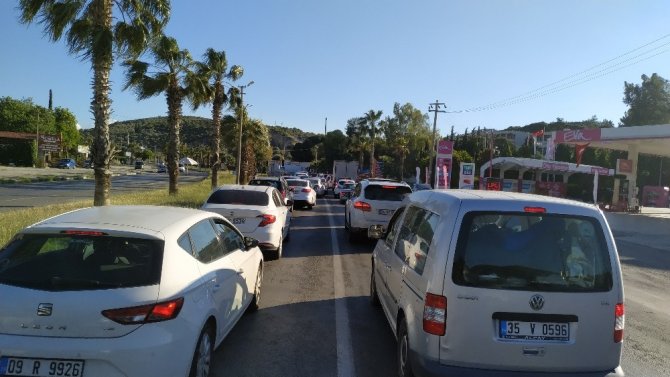 Kuşadası’na Araç Akını Sürüyor