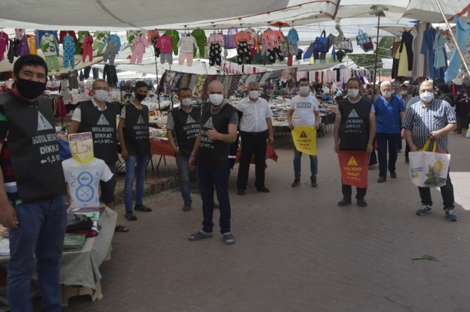 Sosyal Mesafenin Önemine Dikkat Çekmek İçin Yelek Dağıttılar