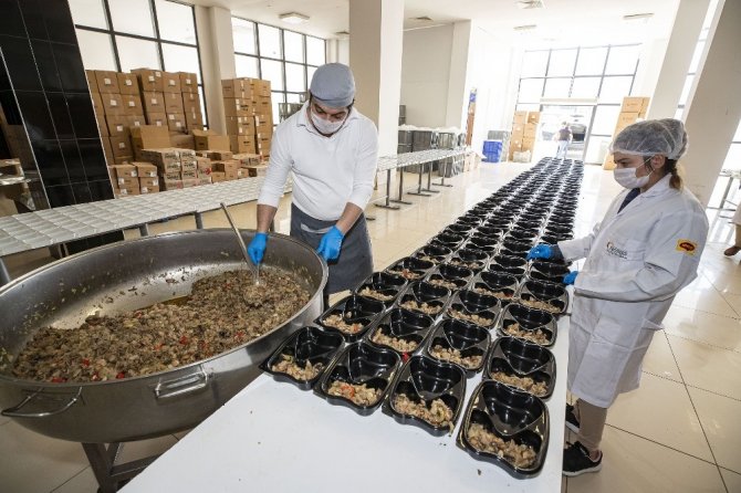 İzmir’de 430 Bin Kişilik İftar Sofrası