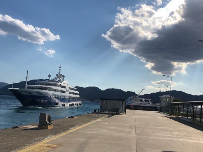 92 Metrelik Mega Yat Yakıt İkmali İçin Marmaris Limanına Uğradı