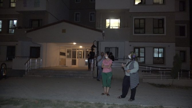 Komşuları İle Kavga Eden Kadın Öyle Bir Şey Yaptı Ki, Bina Sakinleri Soluğu Sokakta Aldı