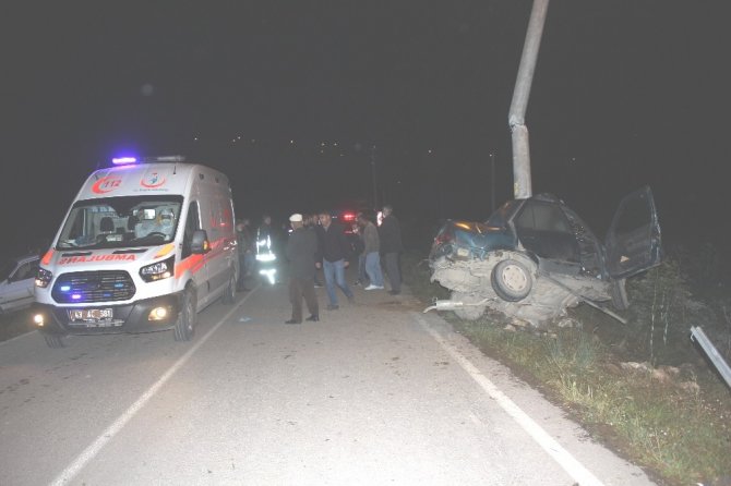 Otomobil Elektrik Direğine Çarptı: 1 Ölü, 1 Yaralı