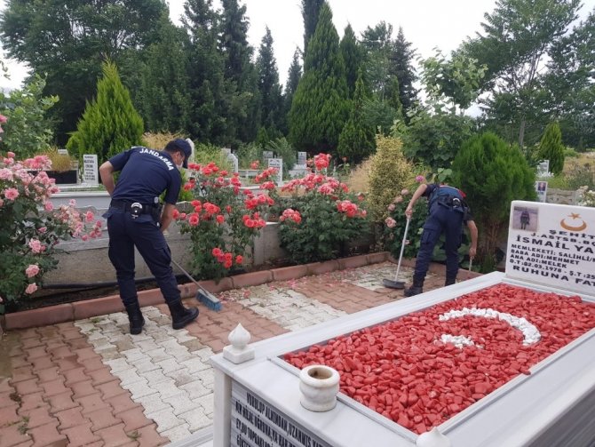 Salihli’de Şehit Mezarlarına Jandarma Eli Değdi
