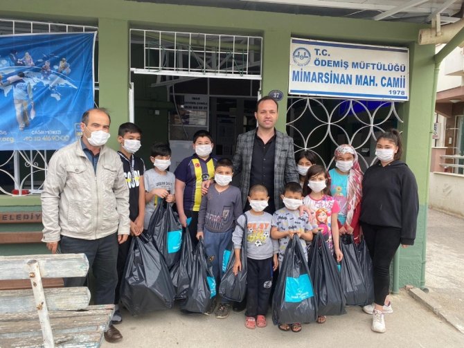 Ödemiş’te Çocukların Bayramlıkları Tügva’dan