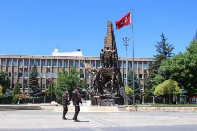 Sokağa Çıkma Yasağının İlk Gününde Uşak’ta Sessizlik Hakim