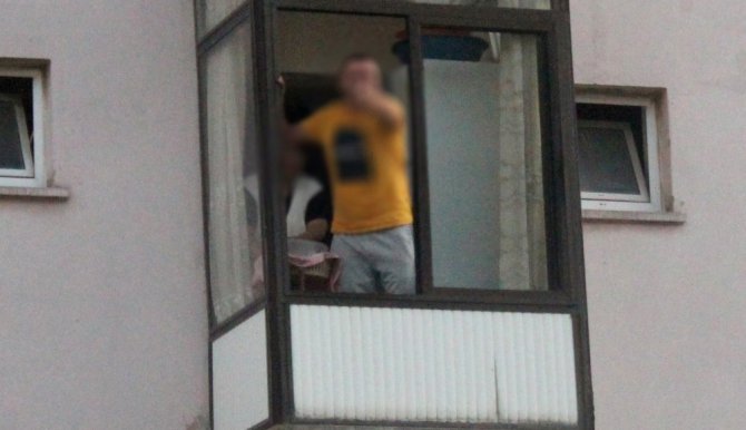 Dur İhtarına Uymadı, Evine Kaçıp Balkondan Polisle Tartıştı