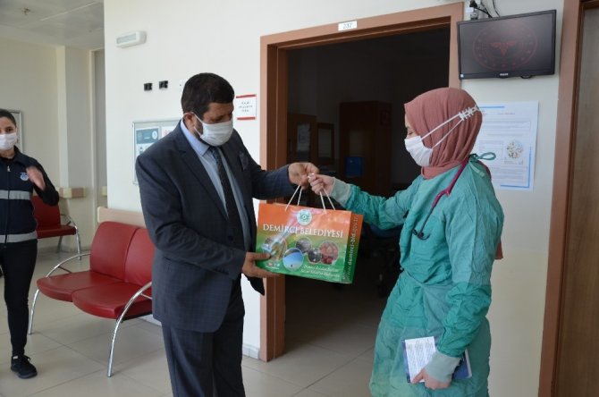 Demirci’de Sağlıkçılara Bayram Hediyesi