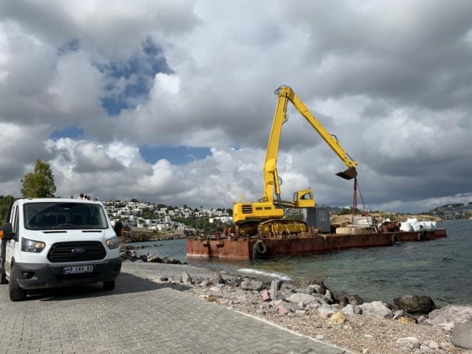 Kepçe İle Denizin Dibini Kazdılar, Çuvallar Dolusu Kum Getirdiler