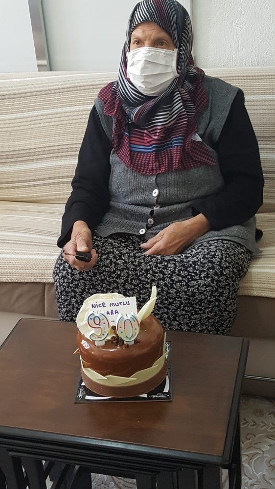 Hatice Nine 90’ncı Yaş Gününü Vefa Sosyal Destek Grubu İle Kutladı