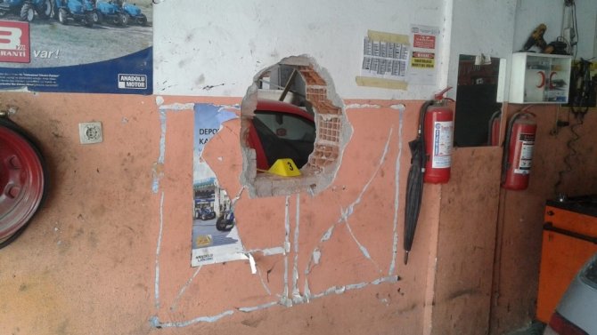 İzmir’de Filmlere Konu Olacak Hırsızlık: Duvarları Delip Eczaneye Girdiler