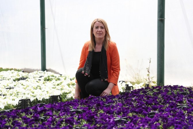 Yaklaşık 200 Bin Çiçeği Kendileri Ürettiler