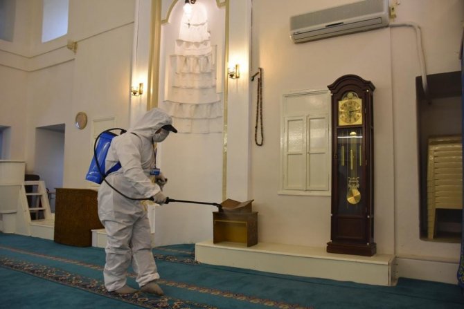 Şehzadeler Belediyesi Camileri Dezenfekte Ediyor
