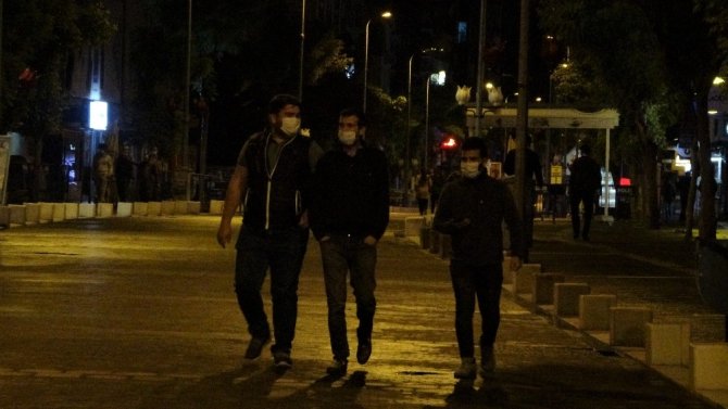 Kısıtlamanın Bitmesiyle Vatandaşlar Sokağa Akın Etti