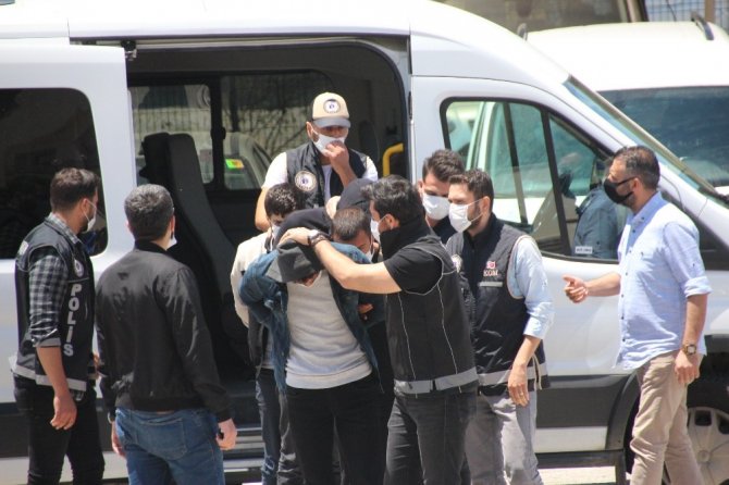 Sosyal Medya’ya Yükledikleri Video Başlarını Yaktı