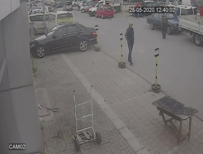 Sokağa Çıkma Kısıtlaması Olan Gençlerin Sokak Ortasında Bıçaklı Düellosu Güvenlik Kamerasında