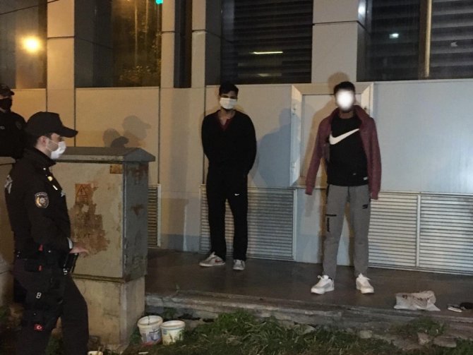 Sokakta Tartıştığı Arkadaşını Bacağından Tabanca İle Vurup Kaçtı