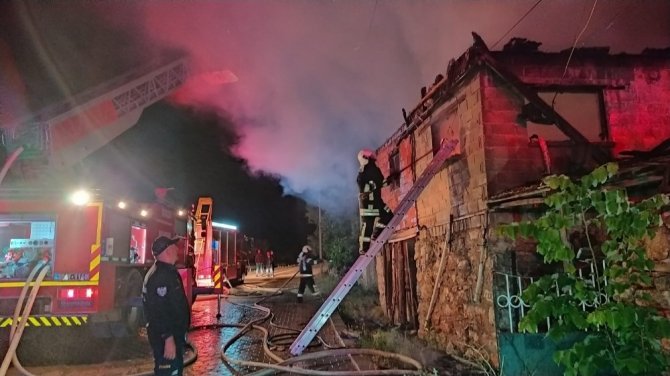 90 Yaşındaki Adam Çıkan Yangından Feci Şekilde Can Verdi