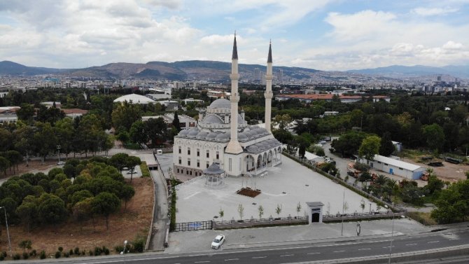 İzmir’de Yarın 889 Yerde Cuma Namazı Kılınacak