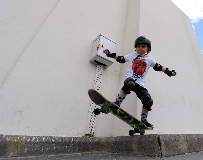 Minik Kaykaycı Profesyonellere Taş Çıkardı